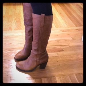 Steve Madden "Raingerr" tan boots! Size 9.5!